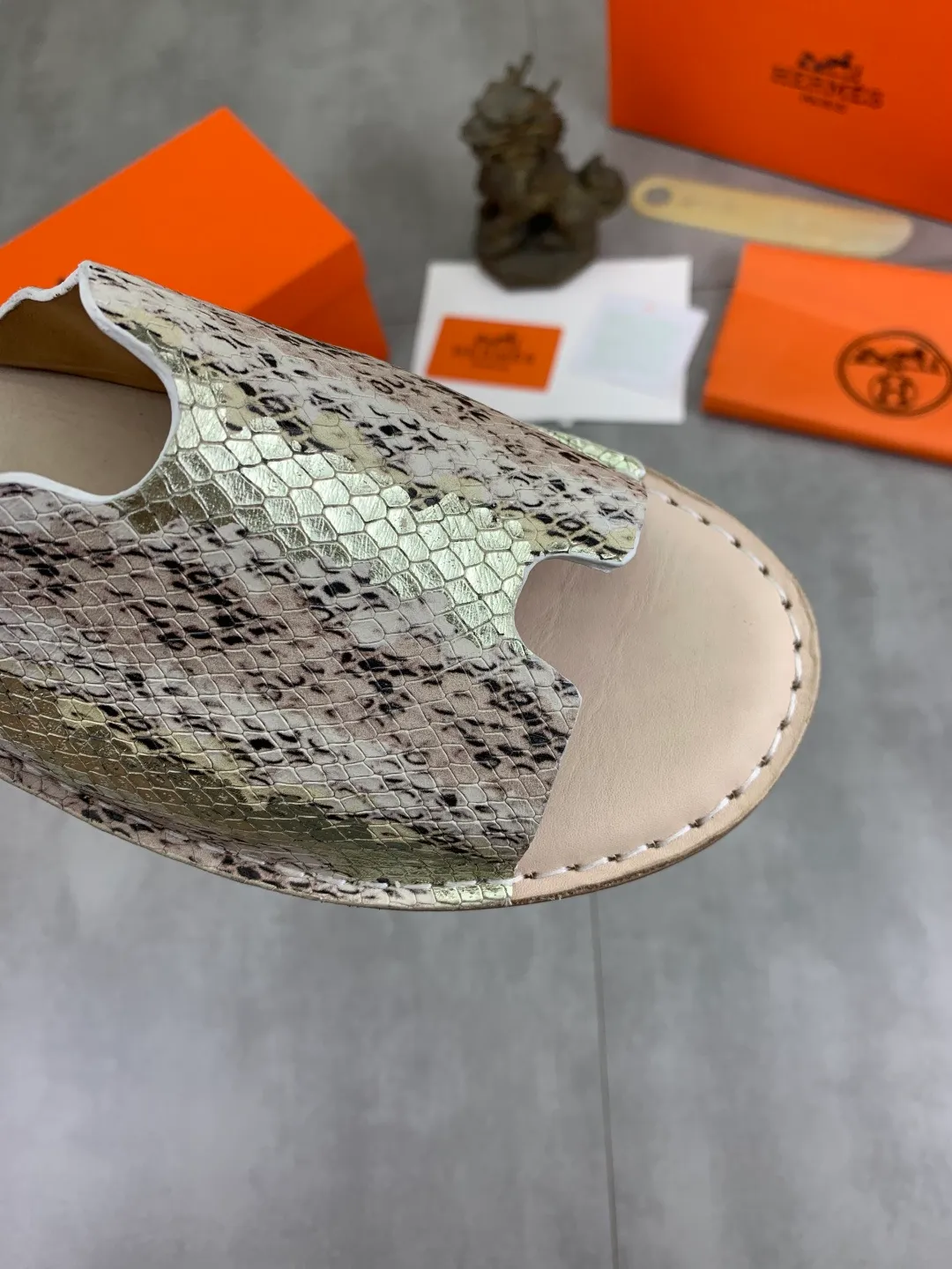 Men's men's shoes 💰P360 new model (genuine leather outsole series) new colors are coming simultaneously on the official website [HERMES] Hermès series: original development, original anatomy display, exclusive outsole [Material] Sole: original genuine leather sole with cow essence film 🌸. Fabric Original calfskin Lining: Imported cowhide, delicate and soft Code number: 38-44